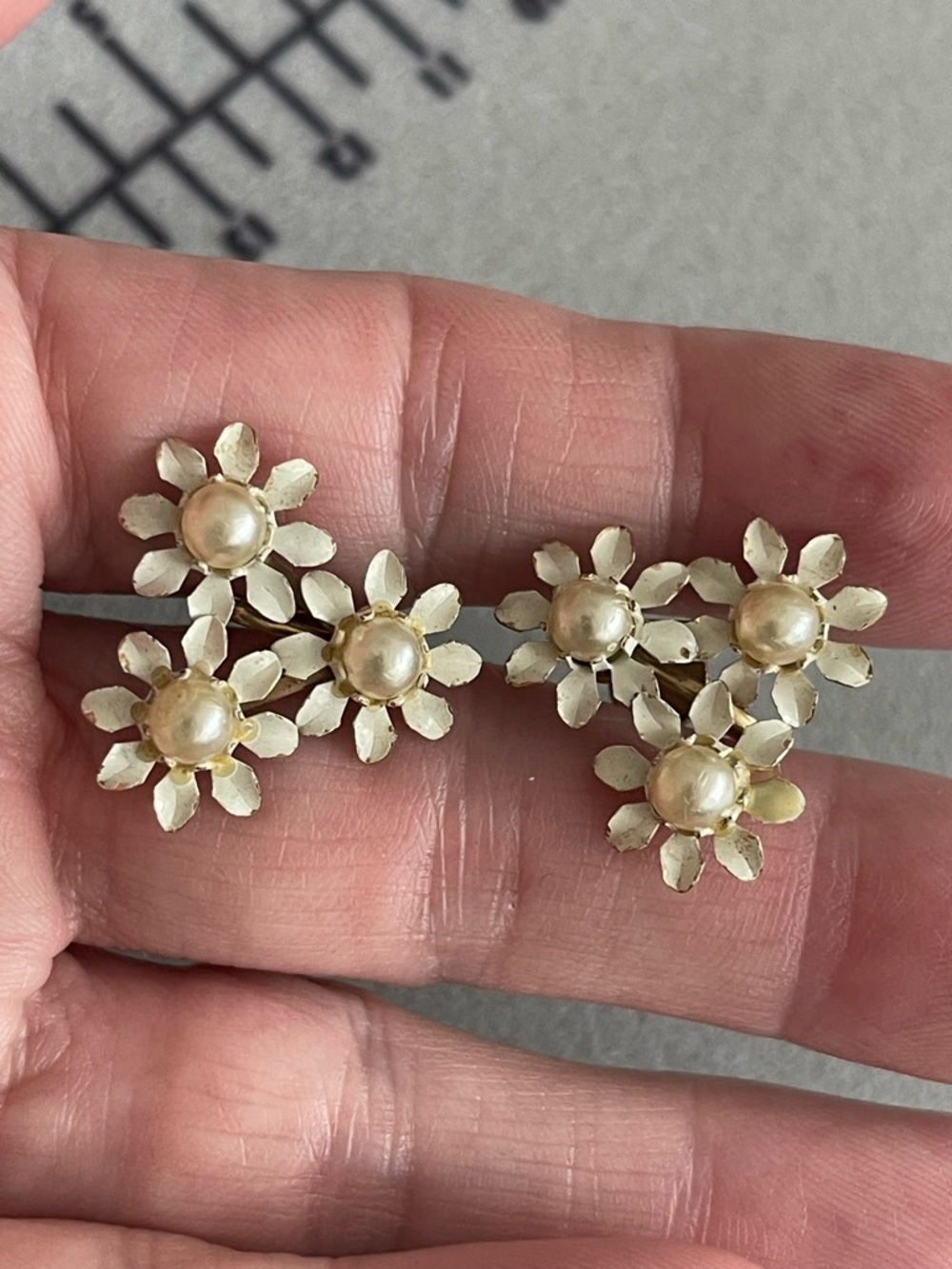 Vintage 1940s White Enamel Daisy Cluster Screw Back Earrings
